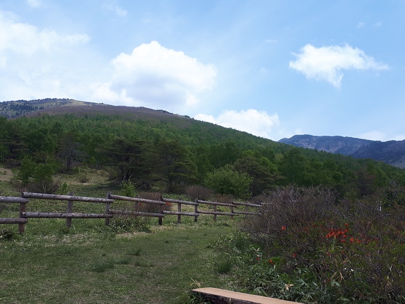 根子岳と四阿山を望む